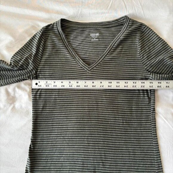 Mossimo Gray and Black Striped V-Neck Long Sleeve Striped Shirt. Size is M. - Picture 5 of 5